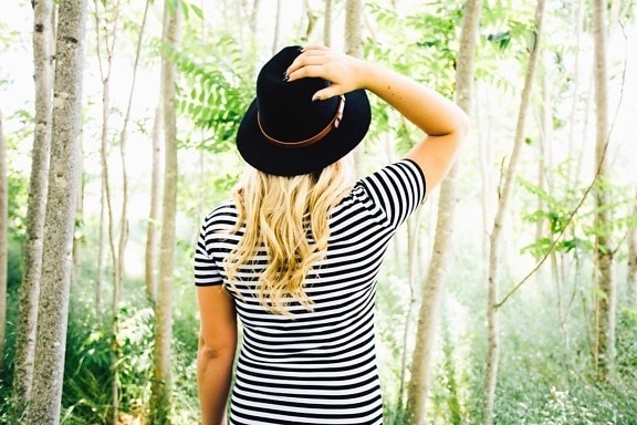 pekná holka, klobúk, blondína, lesa, dreva, lístia, tričko