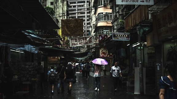 Pluie, parapluie, rue, humide, chaussée, ville, bâtiment, publicité, personnes