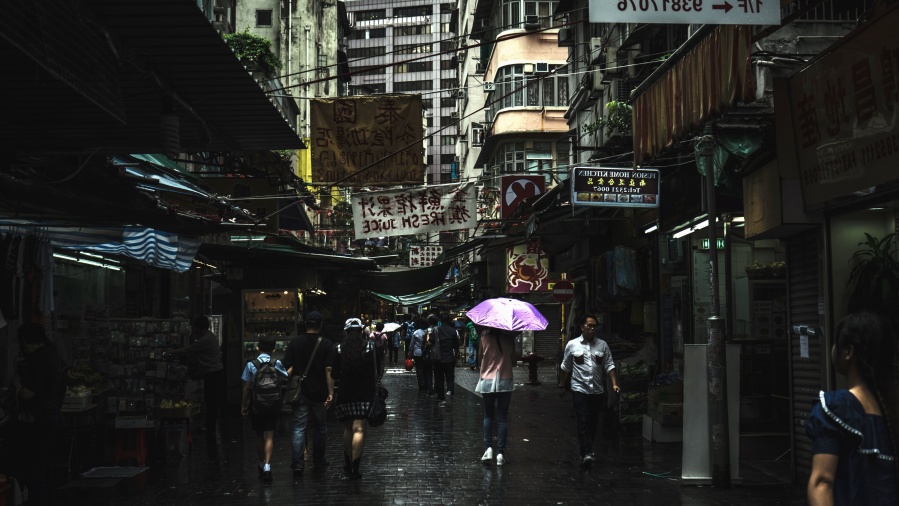 дощ, парасолька, вулиці, вологі, тротуар, місто, будівництво, реклами, людей