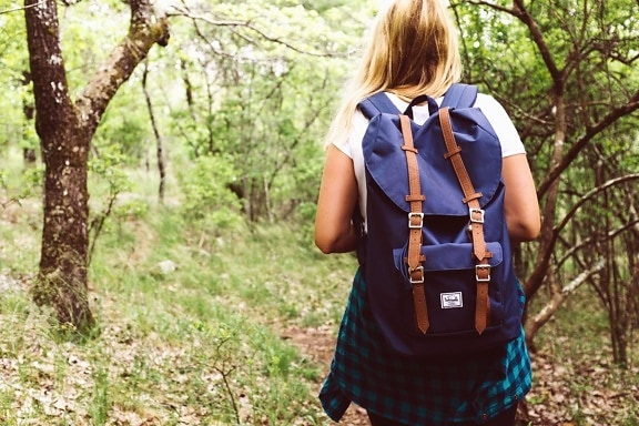 Chica, bosque, madera, naturaleza, excursionismo, mochila, camisa