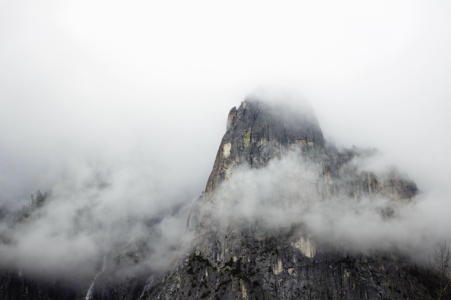 Niebla, montañas, rocas, naturaleza