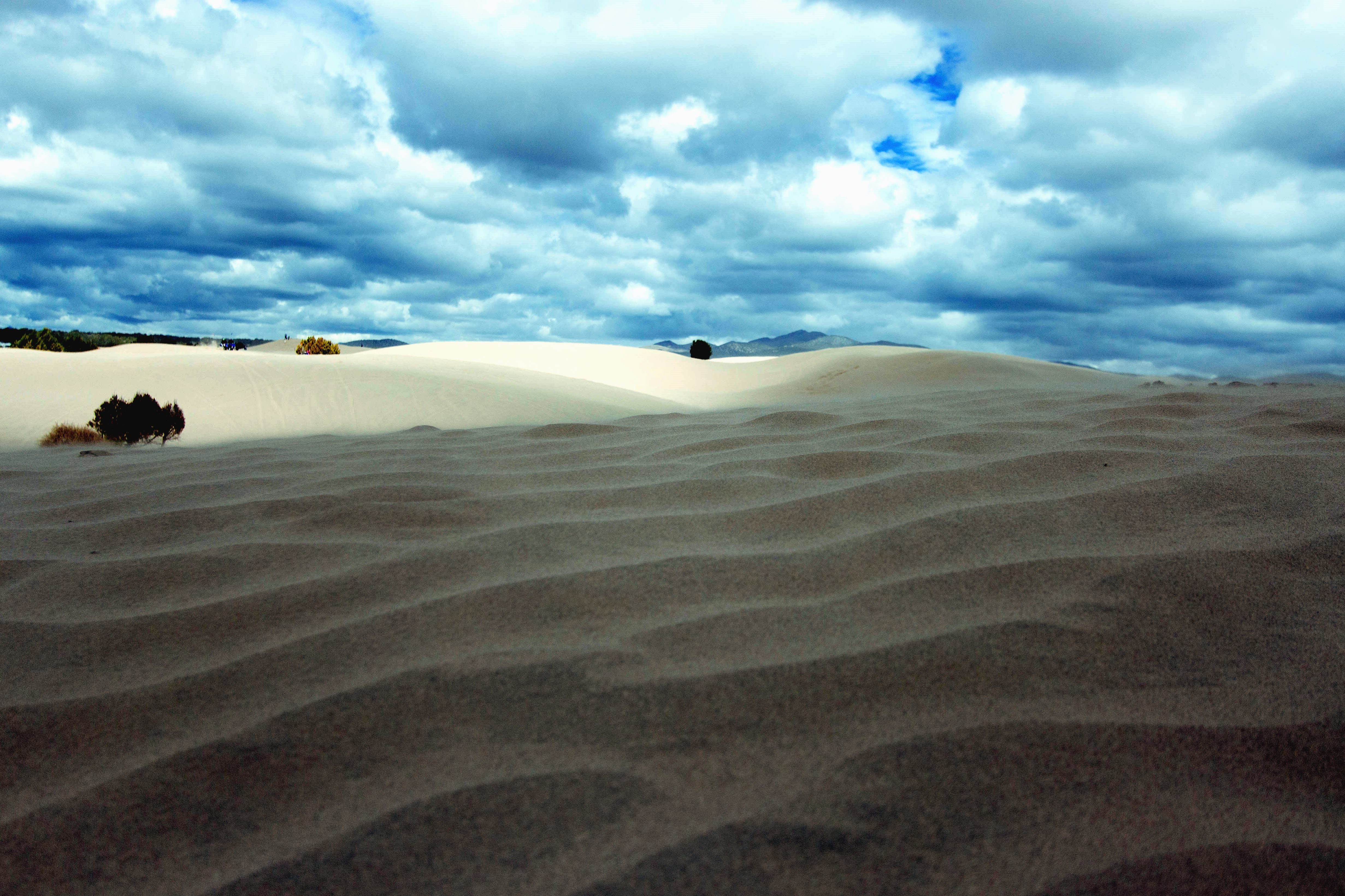 Горячий ветер африки 5 букв. Рассвет в пустыне. Песок, небо, пустырь. Картины песком. Линии песка Дюна.