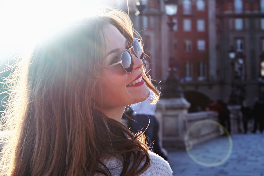 dívka, dioptrické brýle, sluneční svit, fotografie modelu, úsměv, vlasy