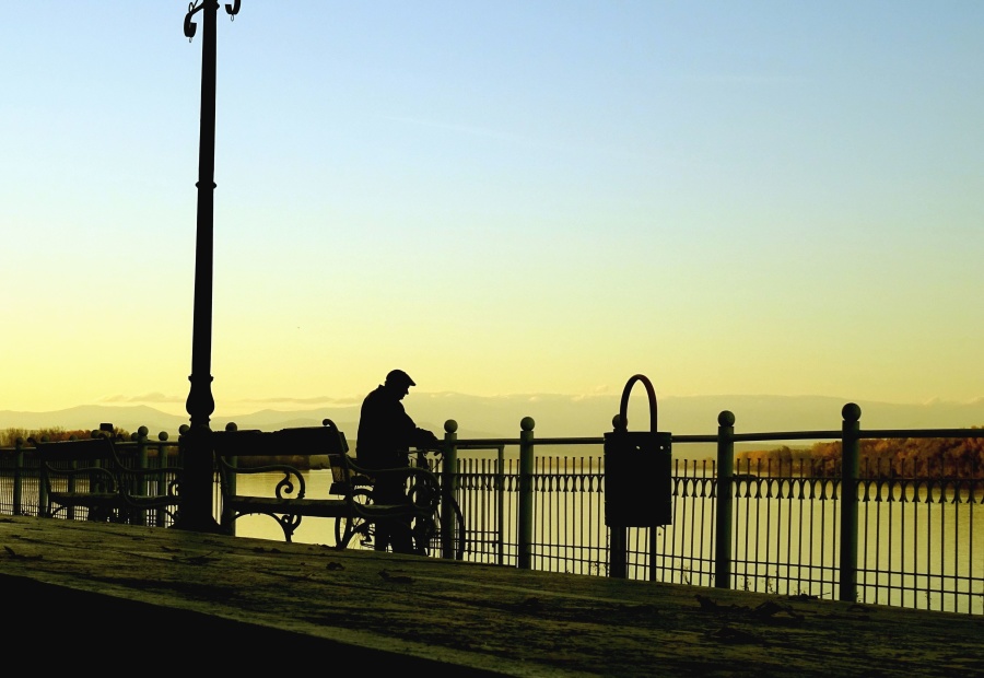 người đàn ông, hàng rào, đường ánh sáng, băng ghế dự bị, xe đạp, thùng rác, dòng sông, cây cầu