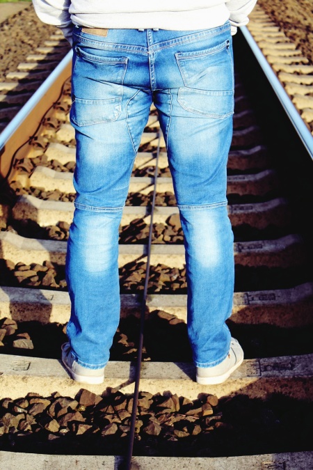 spoorweg, rails, steen, man, jeans, metalen
