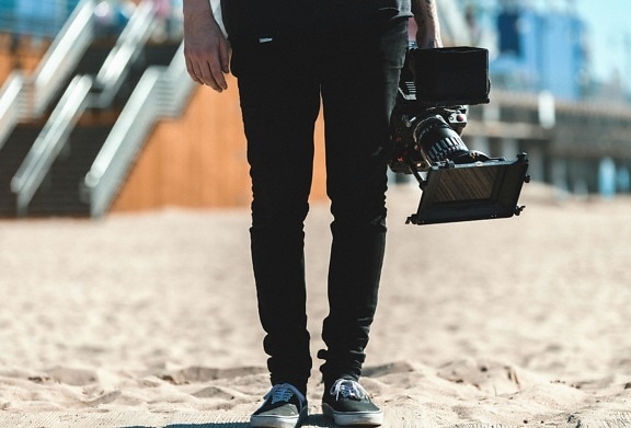 video kamera, muž, kalhoty, písek