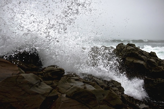 岩、波、しぶき、水、海、曇り
