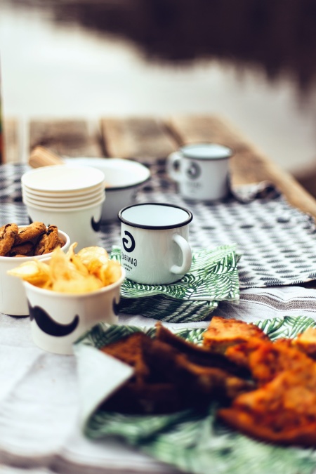 컵, 그릇, 테이블, 음식, 고기, 감자, 점심