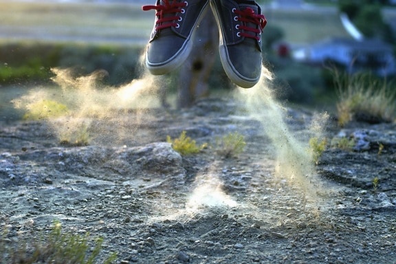 跳跃, 尘土, 运动鞋, 鞋子, 红色, 鞋带, 草
