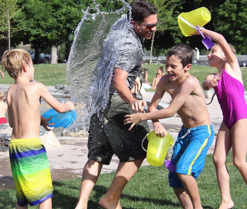 dítě, muž, voda, kbelík, léto, šťastný, park