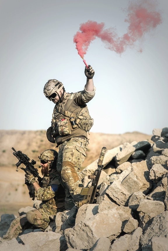 Soldat, homme, uniforme de camouflage, mur, fumée