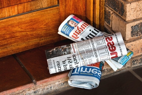 Periódico, papel, puerta, noticias, ladrillo, pared, piso