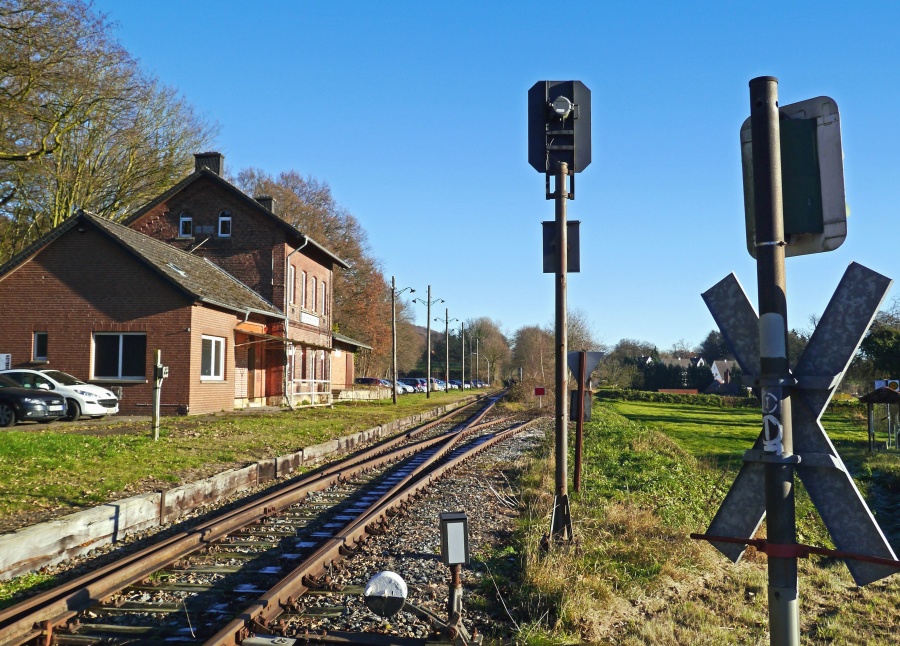 željeznica, željeznička postaja, semafor, trava, kuća