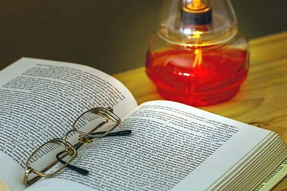眼鏡、読書、ランプ、科学の本