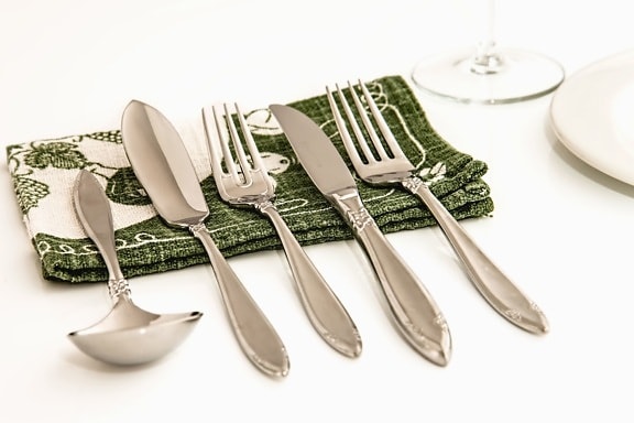 spoon, fork, knife, napkins, glass, restaurant
