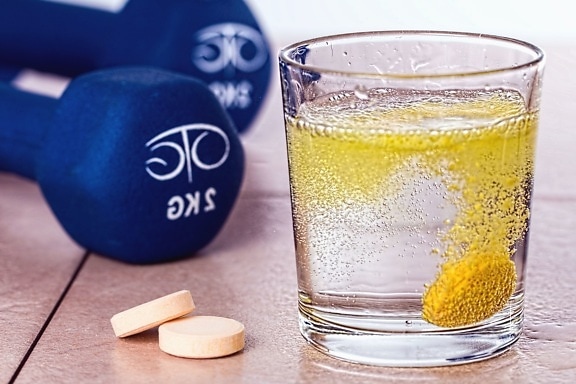 Витамин, таблетки, вода, веса, упражнения, спорт