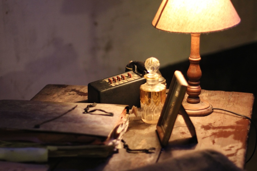 lamp, telefoon, retro, boeken, papier, tabel, fotolijst