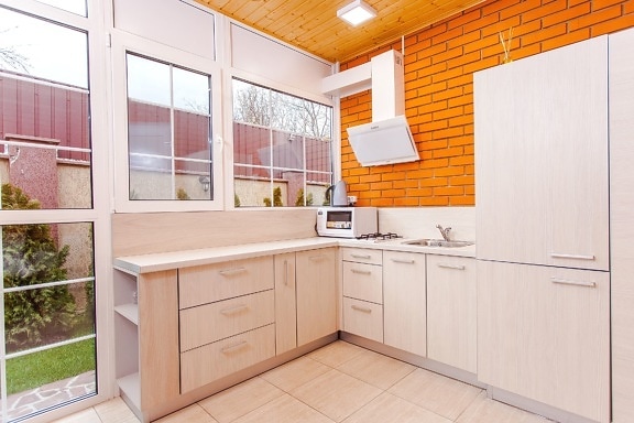 Kuchyňa, mikrovlnná rúra, nábytku, okna, interiér