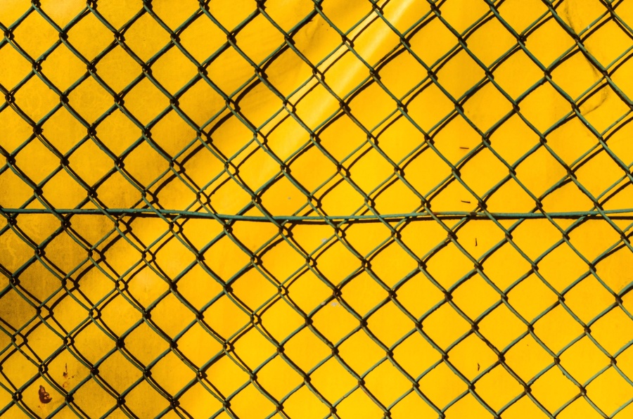 黄色の壁、金属、ワイヤー フェンス