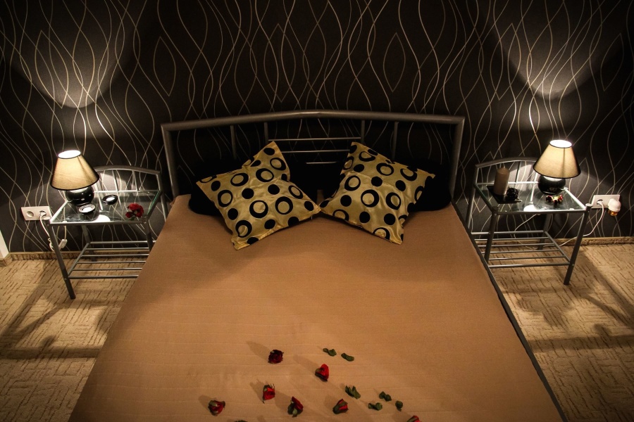 спалня, интериор, лампа, легло, възглавница, венчелистче, стена, романтика
