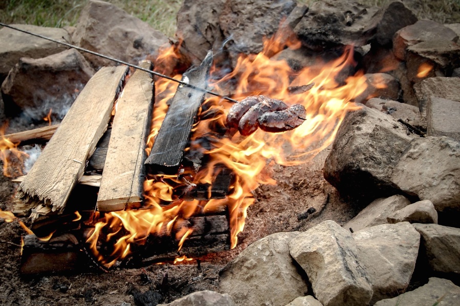 Madera, piedra, fuego, salchicha, parrilla, comida, camping, llama, cálido