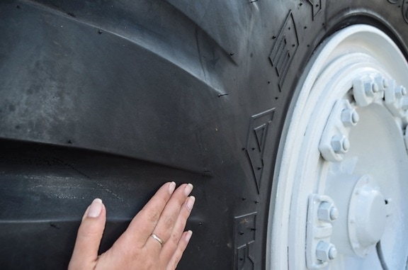 tire, hand, woman, ring, screw, metal, vehicle