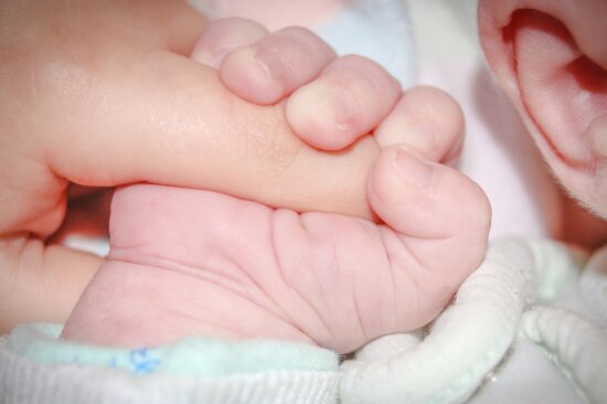 Bebé, niño, mano, dedo, oído, familia