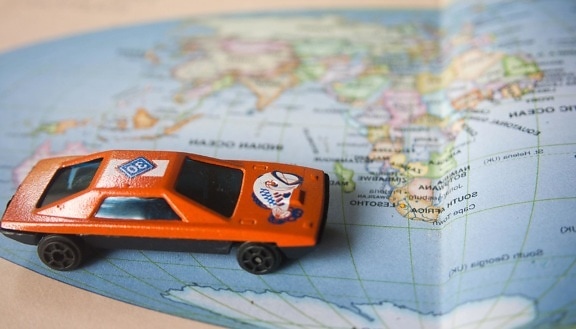 Zabawka, samochód, mapa świata