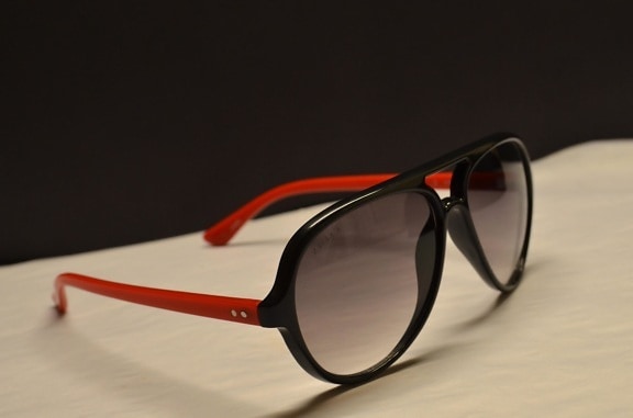 Rojo, gafas de sol, plástico, moda