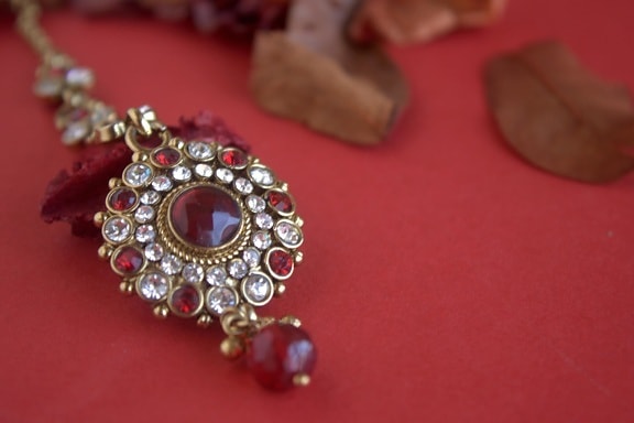Zegarek wysadzany kamieniami szlachetnymi, biżuteria, naszyjnik, ozdoba, diament, briliant, złoto