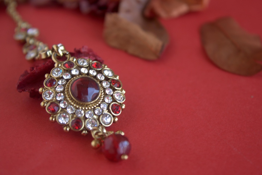 gemstone, jewelry, necklace, decoration, diamond, briliant, gold