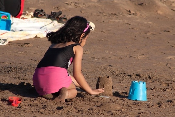 malé dievča, piesku, hrať, pláž, dieťa