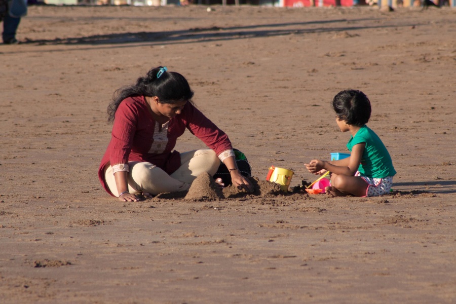 moeder met kind, strand, zand, spelen