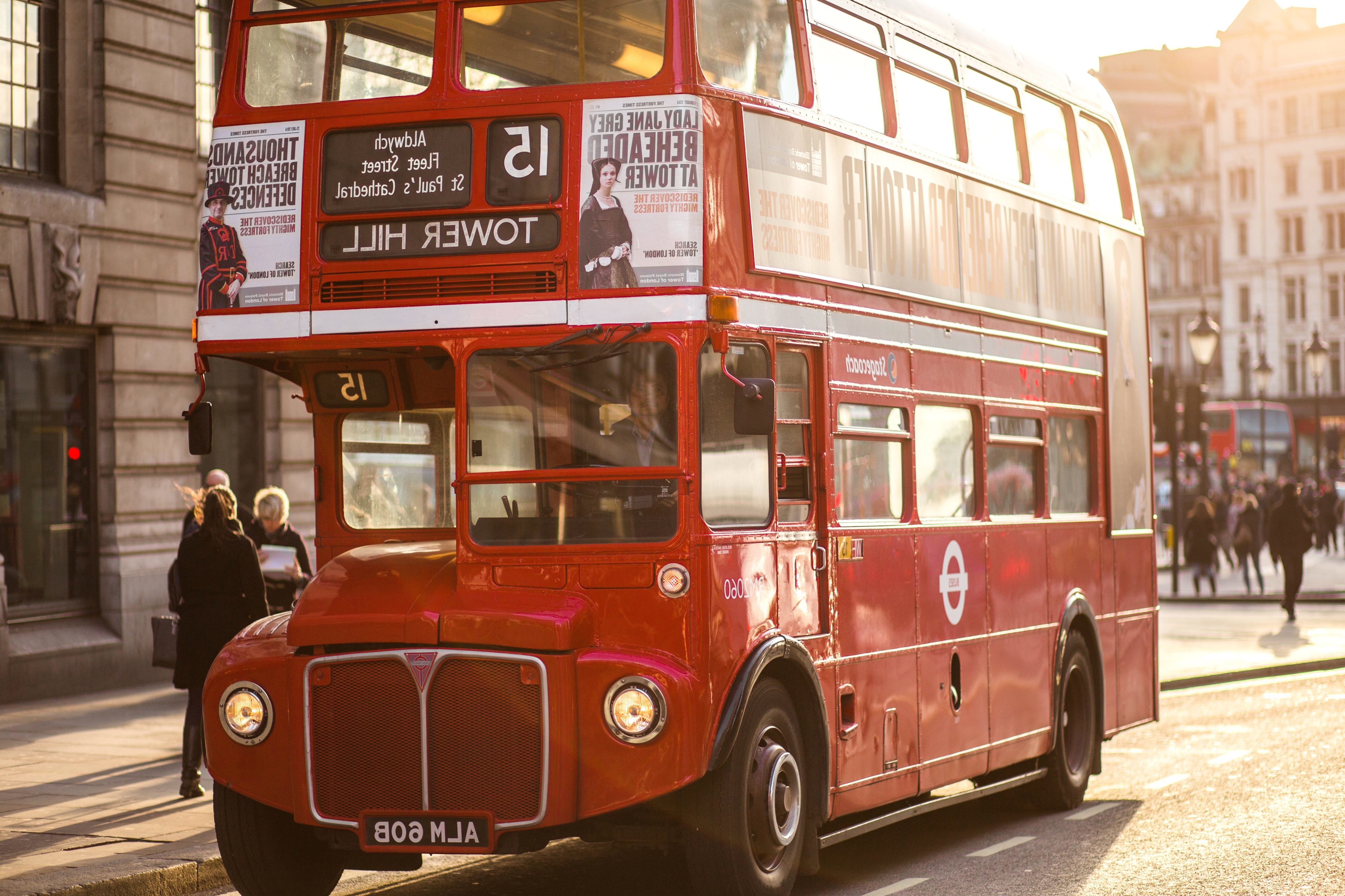 Красный автобус маршрутка. Лондонский даблдекер. Красный двухэтажный автобус в Лондоне. Даблдекер в Лондоне. Красный даблдекер в Лондоне.