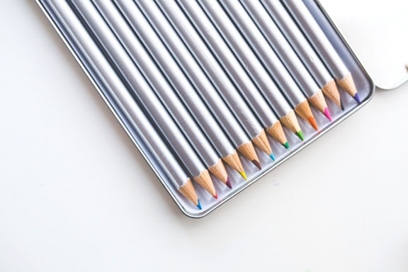 farby, ceruzky, škatuľa, šedá