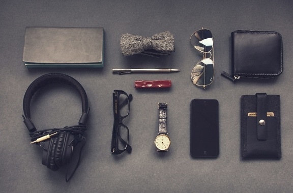 財布、ヘッドフォン、腕時計、サングラス、鉛筆