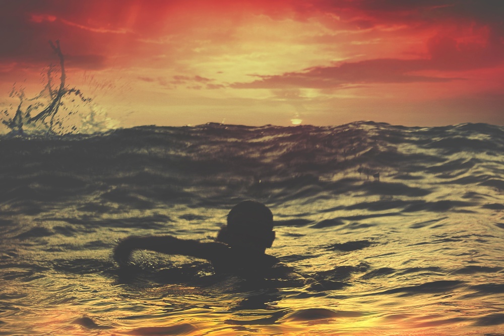 Garçon, natation, silhouette, mer, crépuscule, coucher de soleil, soleil, eau, paysage