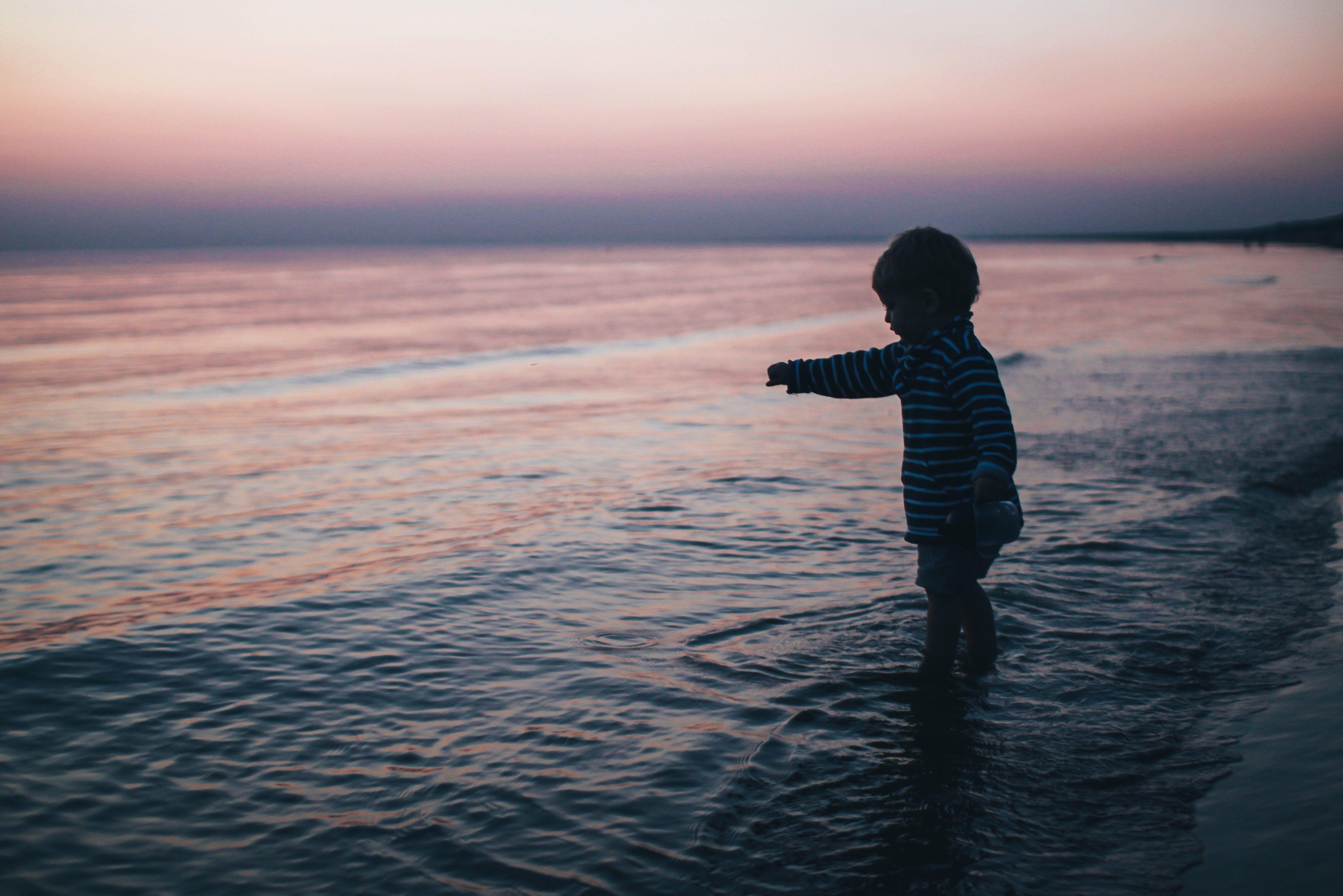 小男孩海边孤独图片