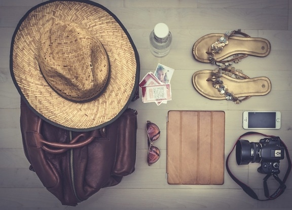 Verão, chapéu, chapéu, sandálias, bolsa, câmera fotográfica, óculos de sol
