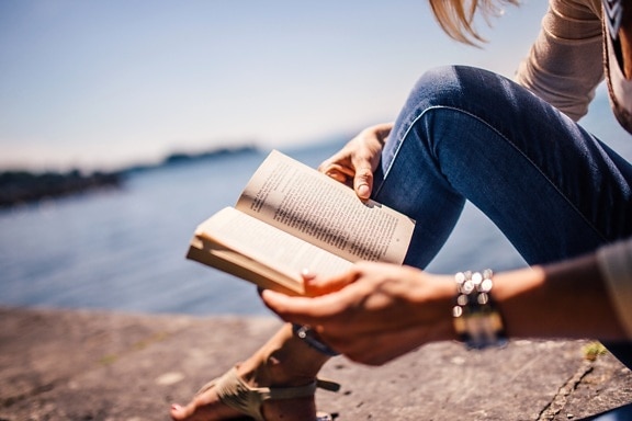 женщина, чтение, книги, побережье
