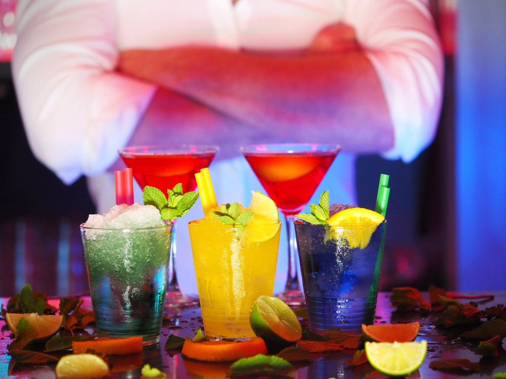 Barman, koktejl, ovocný džus, strana