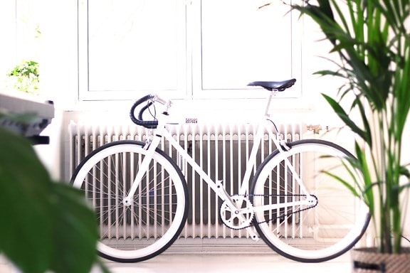 Bicyclette, design minimaliste, blanc, intérieur