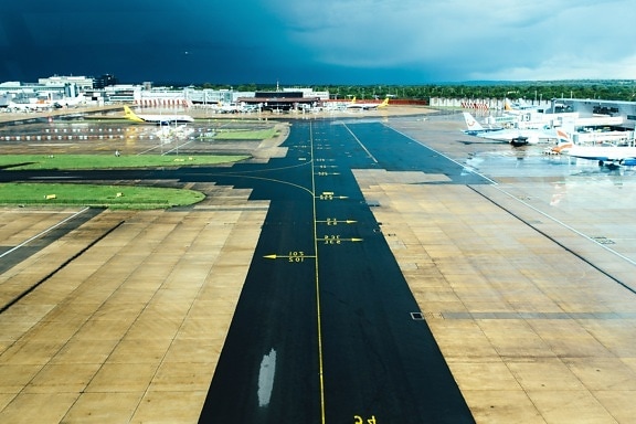 สนามบิน เครื่องบิน รันเวย์ ถนน ในเมือง ยางมะตอย ขนส่ง