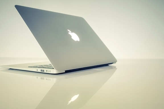 minimalistyczny design, laptopa, odbicie