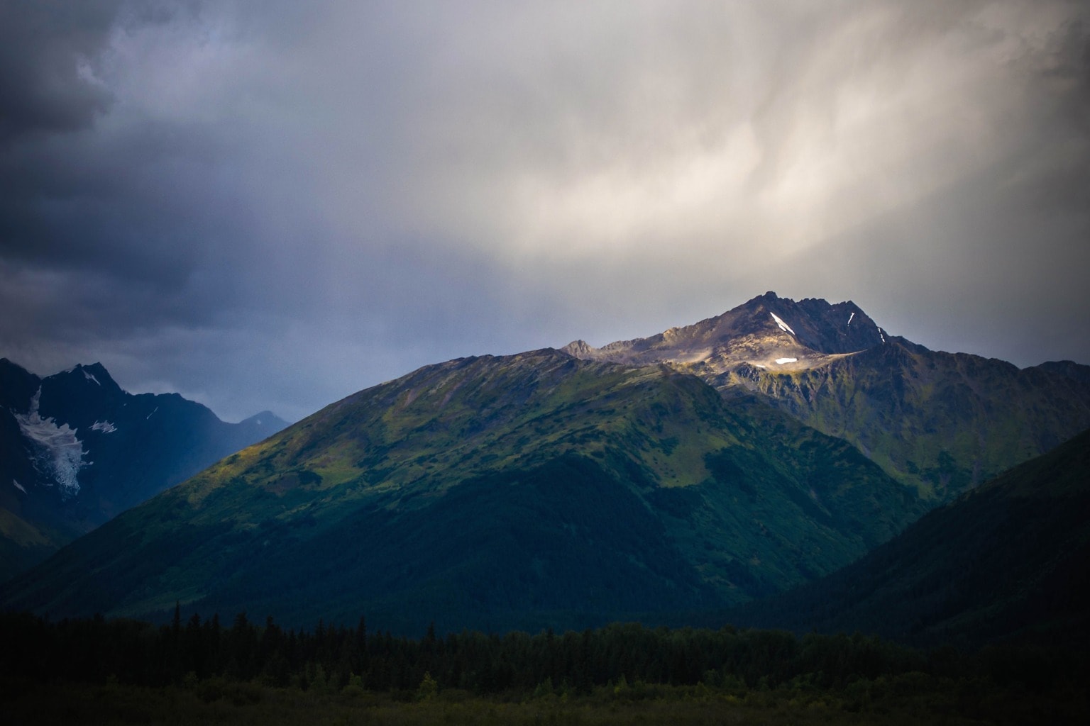 Пик лес. Mountains contrast.