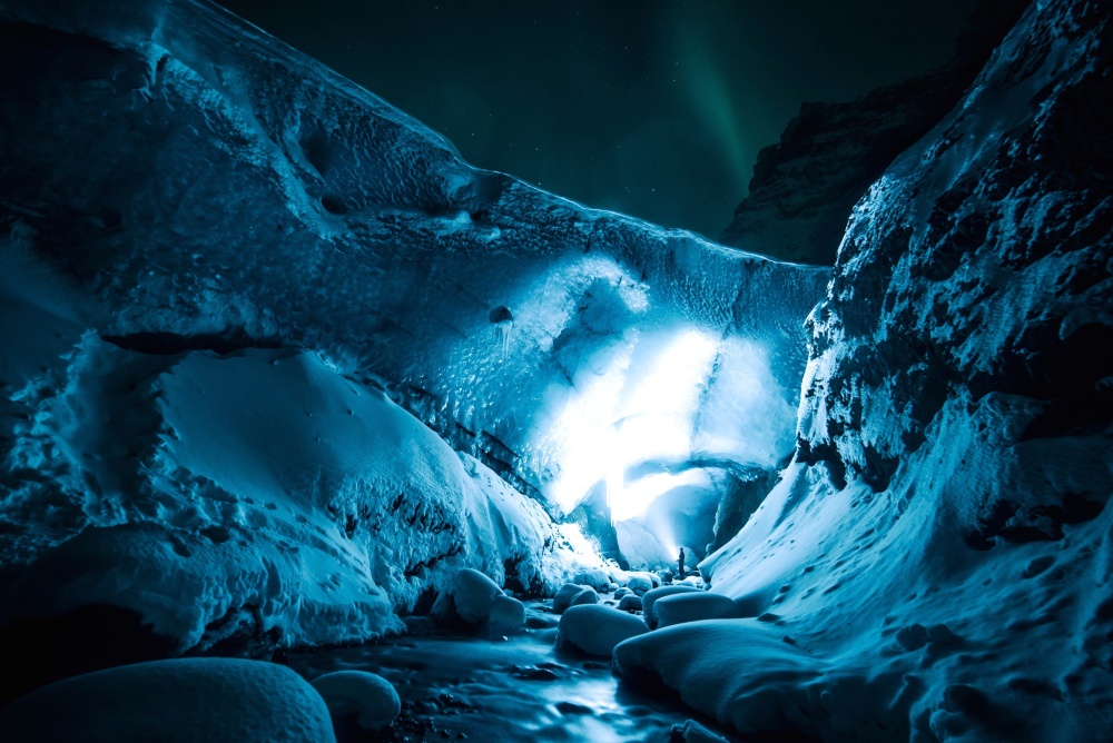 barlang feltárása, éjszaka, hó, jég