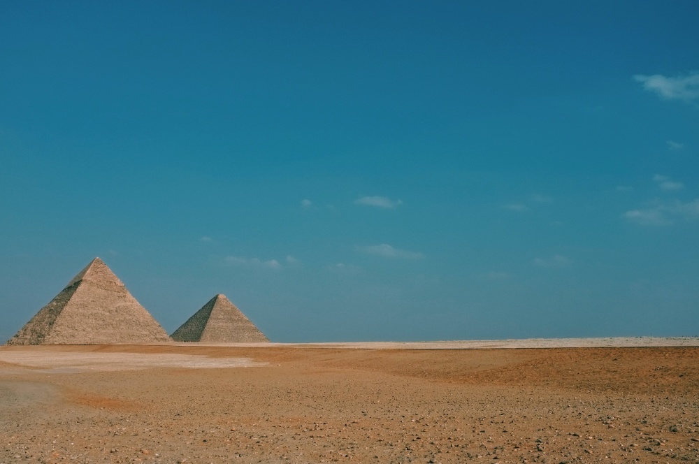 ピラミッド、エジプトの砂漠、砂、風景、青い空