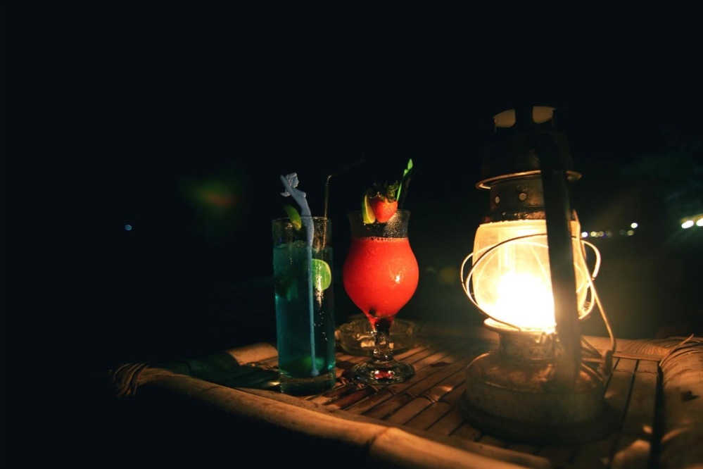 Cocktail di frutta, notte, succo di frutta, candela, fiamma, bevanda