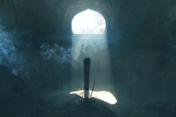 お香、煙、光、宗教、闇の洞窟