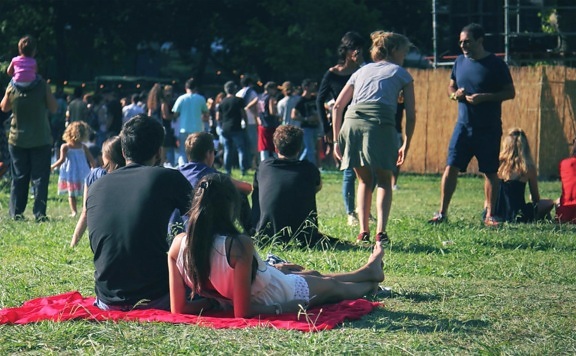 people, recreation, man, woman, crowd, lawn, grass